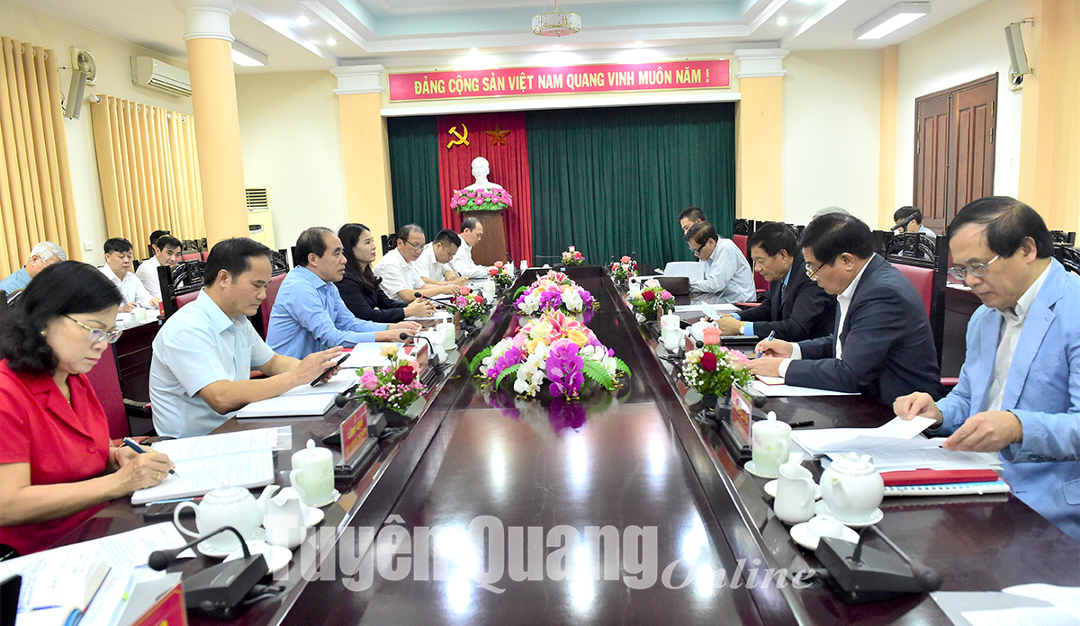 Đồng chí Bí thư Tỉnh ủy Chẩu Văn Lâm làm việc với Đoàn công tác Viện Kinh tế, Văn hóa