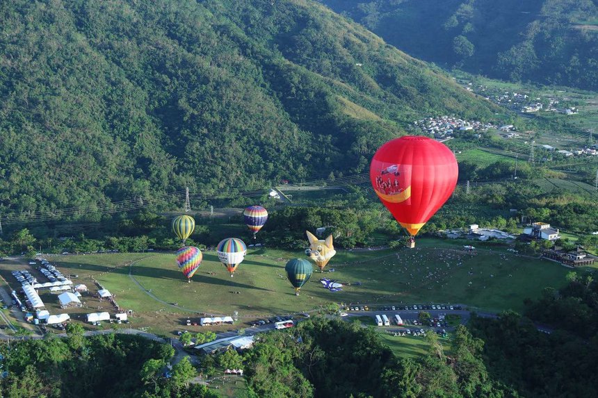See the Northeast from above at the Tuyen Quang International Balloon Festival