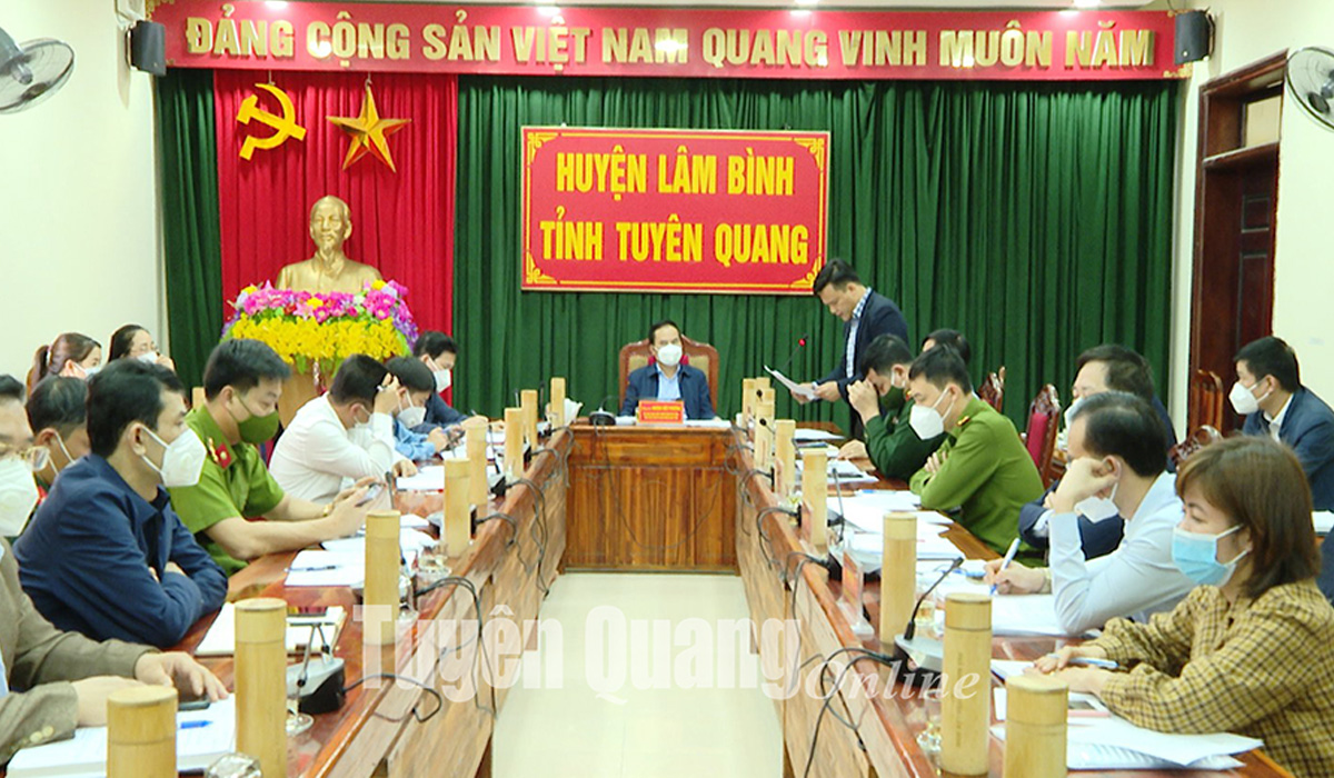 Comrade Vice Chairman of the Provincial People's Committee Hoang Viet Phuong works in Lam Binh