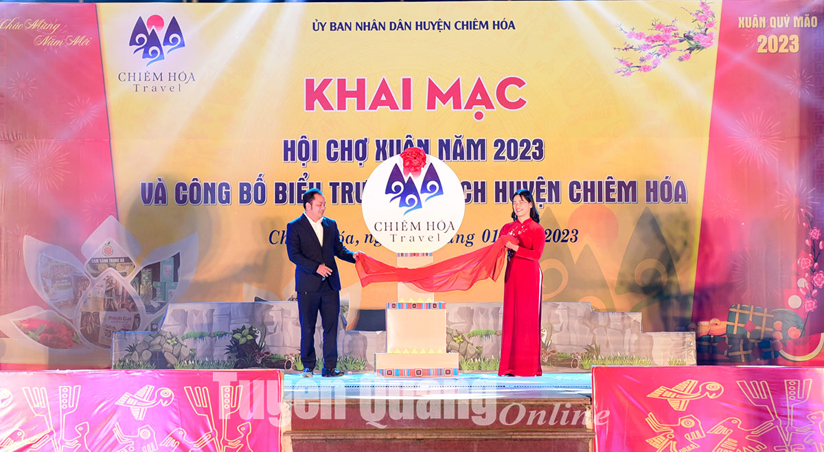 Announcement of the tourism logo of Chiem Hoa district and Opening of the Spring Fair 2023
