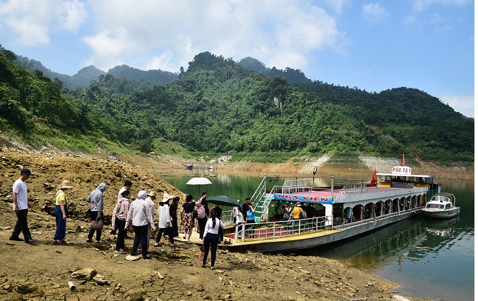 The delegation of the Committee for Culture, Education, Youth, Adolescents and Children of the National Assembly surveyed the Na Hang - Lam Binh tourist route 