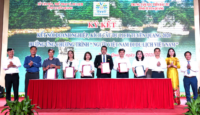 Signing cooperation agreement between Tuyen Quang province and tourism businesses 