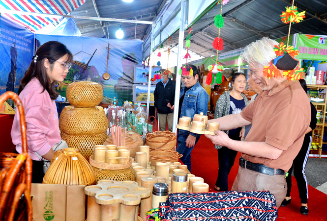 Lam Binh develops tourism associated with OCOP products 
