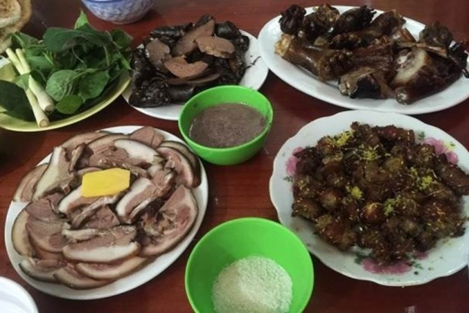 Hãy cùng mình thưởng thức món ăn tuyệt vời tại nhà hàng thịt chó! Xem hình ảnh liên quan đến từ khóa này để khám phá hương vị và truyền thống ẩm thực độc đáo trong nền văn hoá ẩm thực Việt Nam.