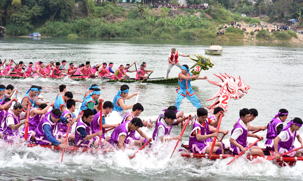 Boat racing festival on Lo River
