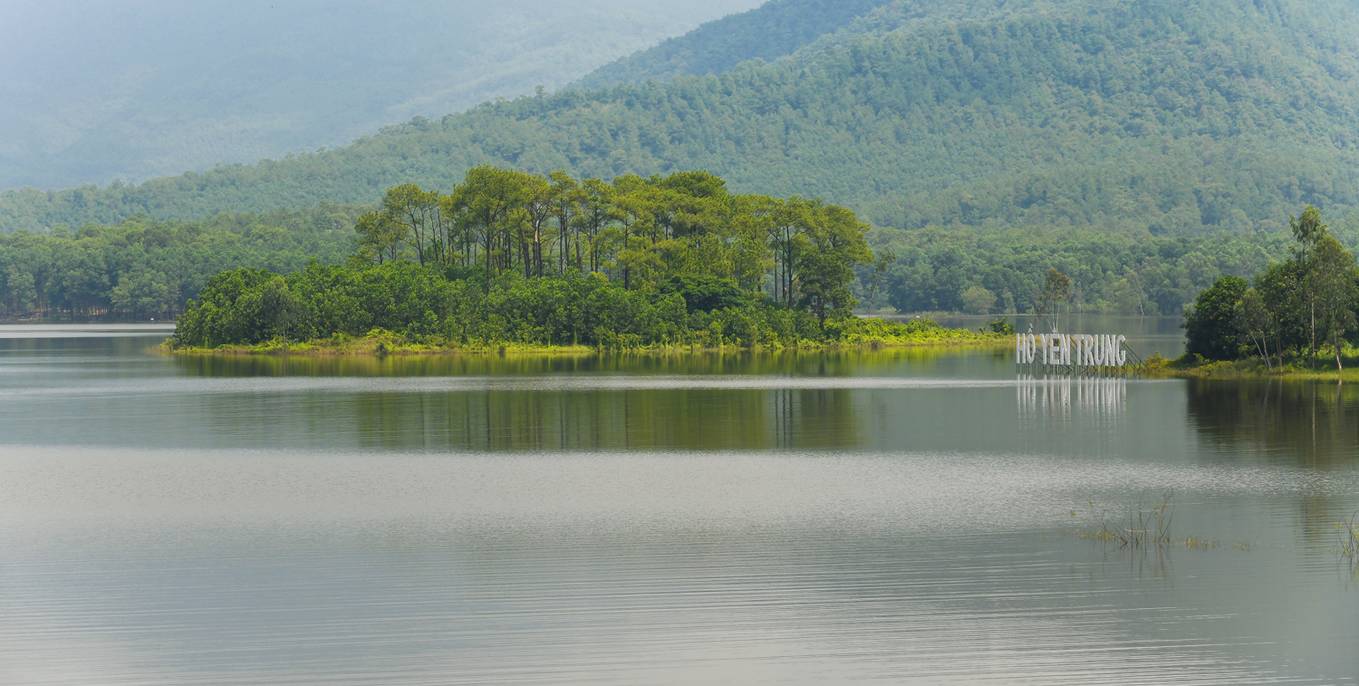 The lake is like a miniature Dalat in Quang Ninh