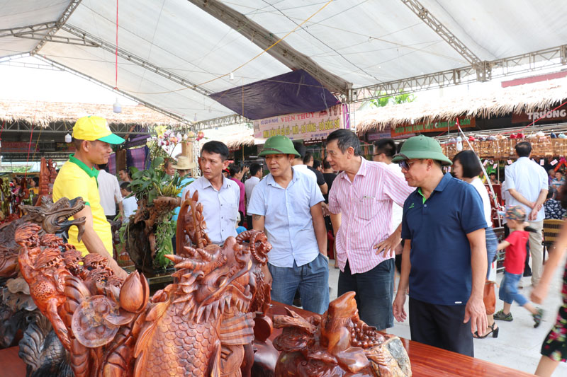 From November 2, 2019, starting the Trade Promotion Week, opening the second hand stall at Canh Uong Bi Market