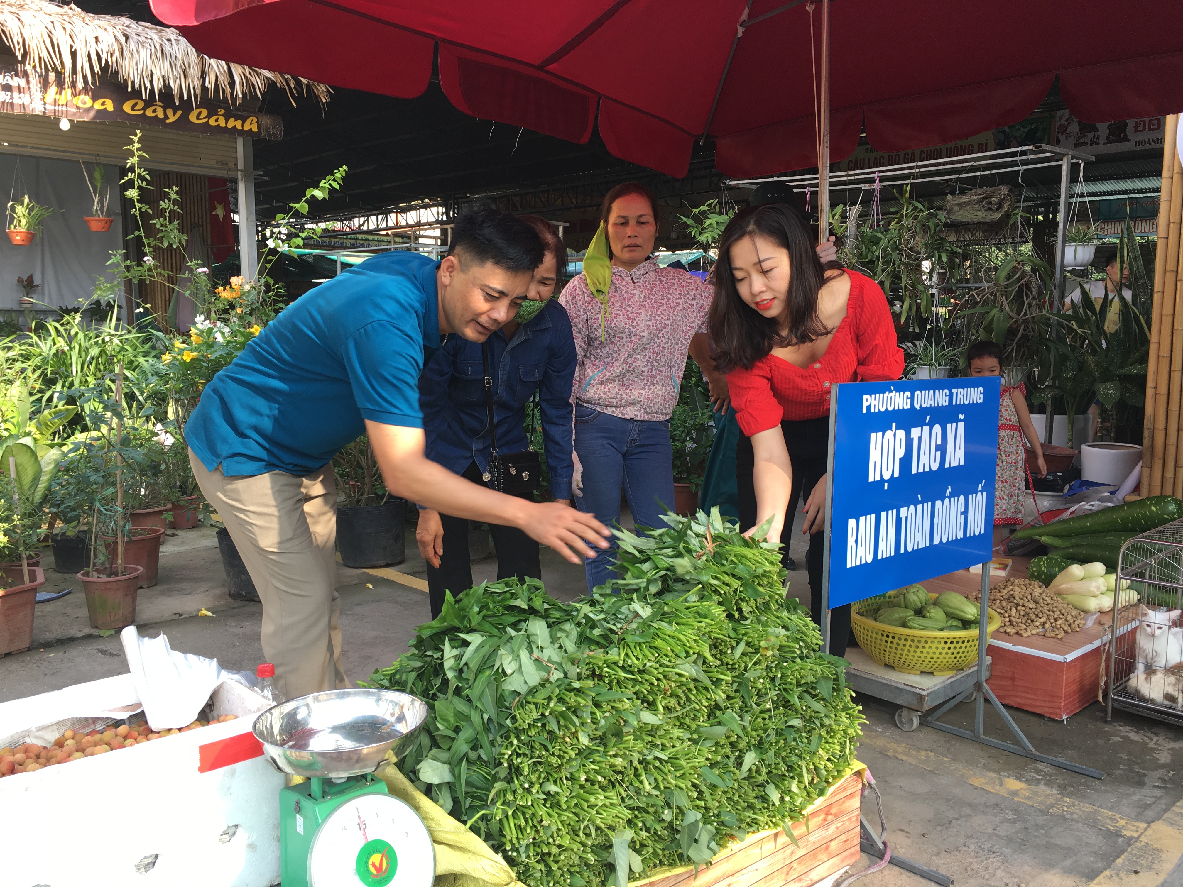 Bustling Canh Uong Bi market last week