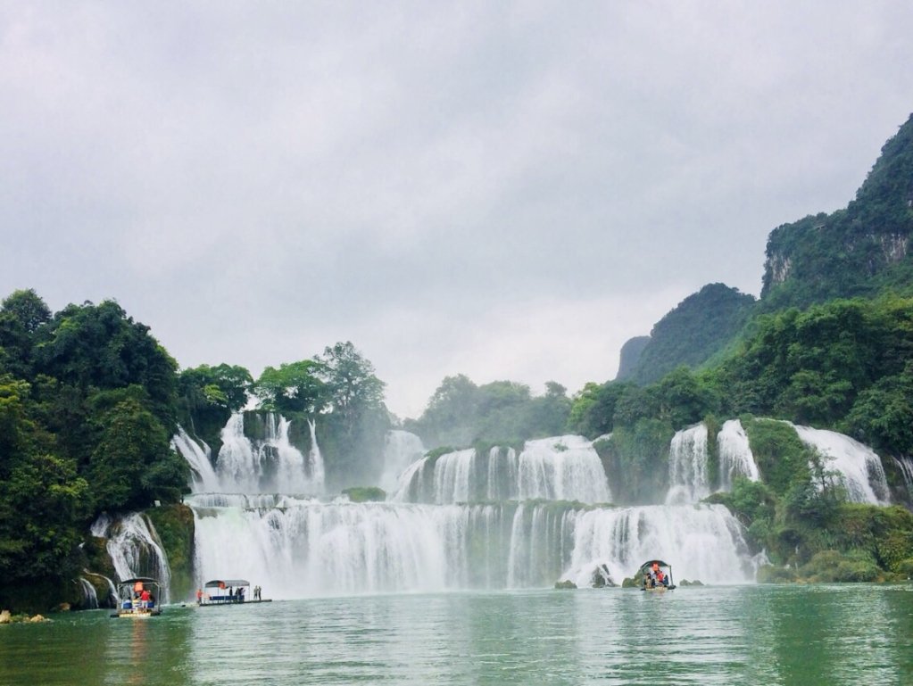 Maintain the flow to ensure the landscape of Ban Gioc waterfall tourist area during the holiday 30/4, 1/5