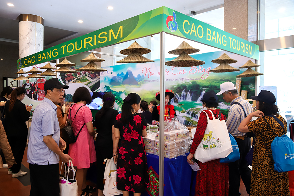 video du khách ấn tượng với không gian quảng bá du lịch Non nước Cao Bằng tại Hà Nội