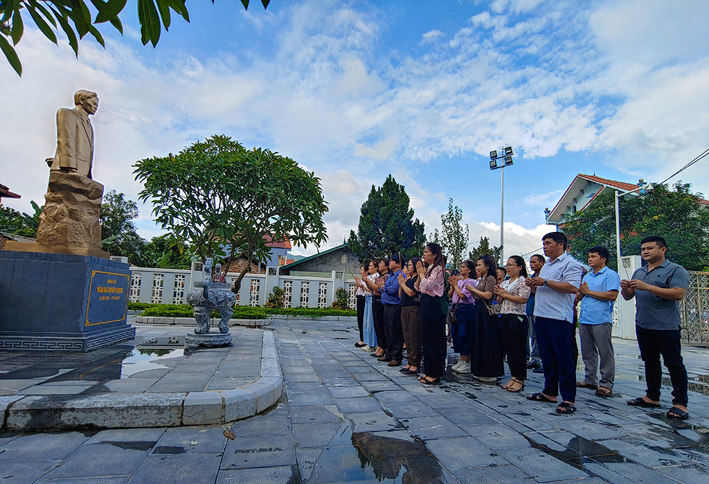 Chi bộ Trung tâm Văn hóa và Thông tin du lịch tỉnh Cao Bằng sinh hoạt chuyên đề tìm hiểu cuộc đời, sự nghiệp của đồng chí Hoàng Đình Giong