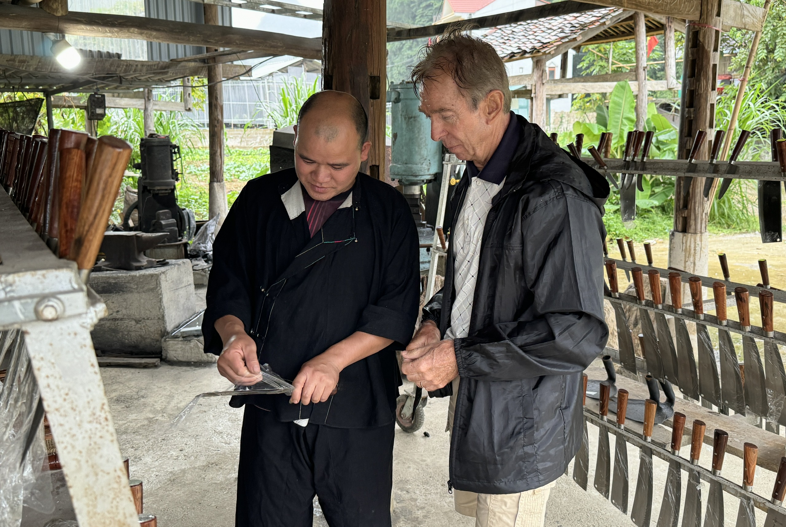 Trải nghiệm nghề rèn truyền thống người Nùng ở Pác Rằng - Nơi ngọn lửa nghề trường tồn theo thời gian