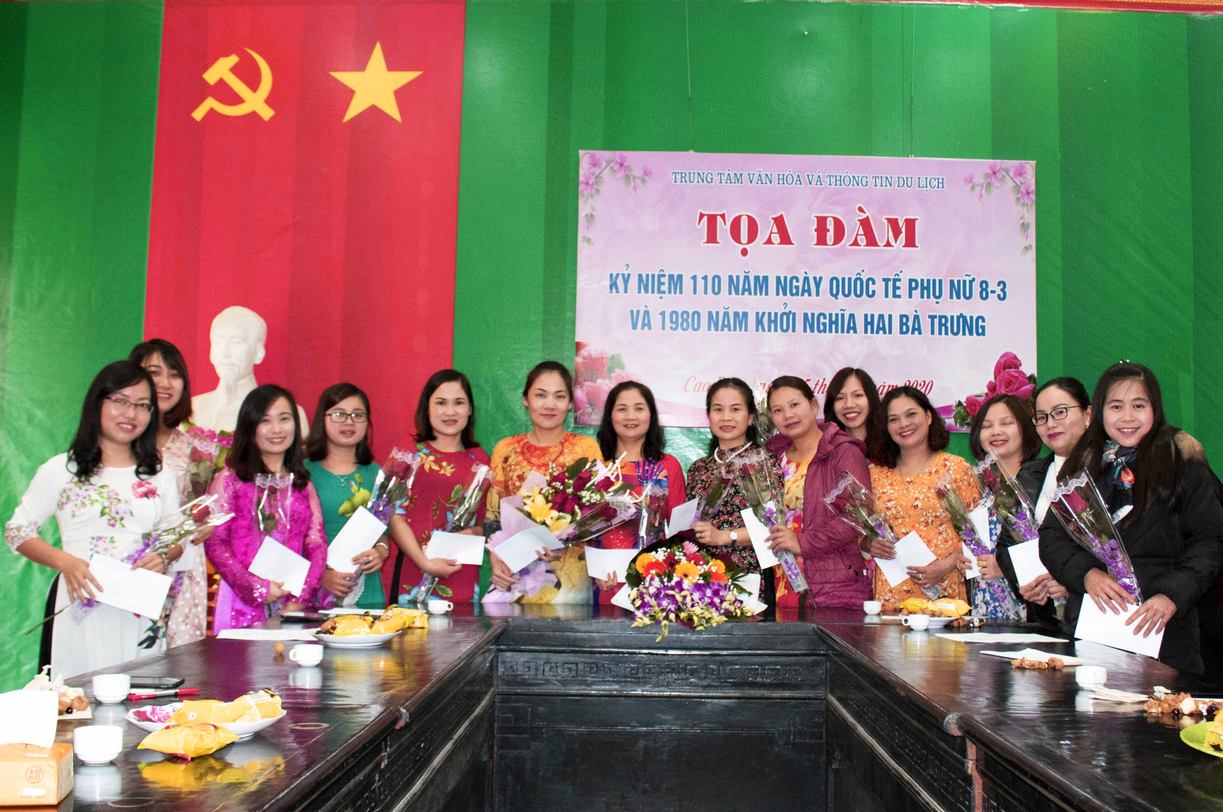 Phụ nữ Trung tâm Văn hóa và Thông tin du lịch Cao Bằng hưởng ứng sự kiện “Áo dài - Di sản văn hóa Việt Nam”