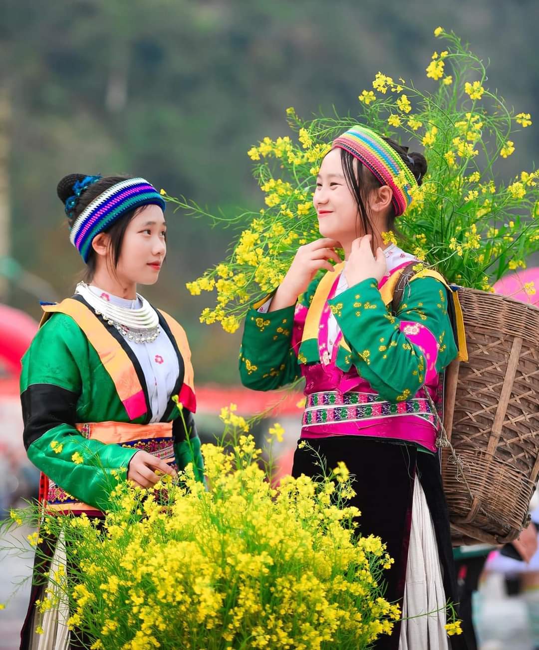 Phụ nữ Mông xúng xính váy áo trẩy hội Xuân