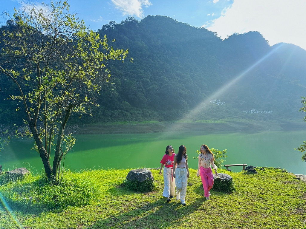 “Lạc trôi” giữa thiên nhiên hồ Thang Hen