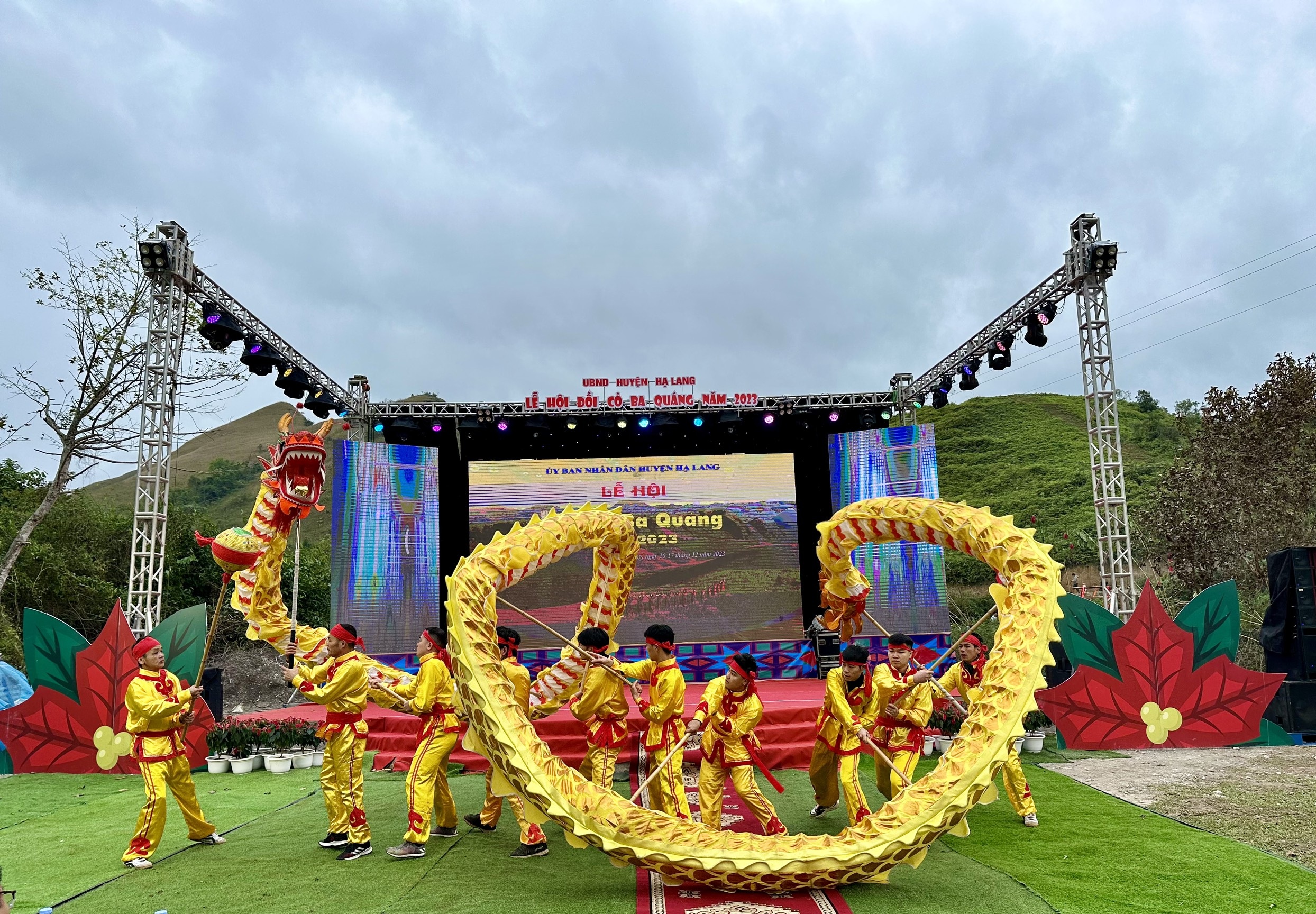 Phóng sự ảnh: UBND huyện Hạ Lang lần đầu tiên tổ chức Lễ hội đồi cỏ Ba Quáng 