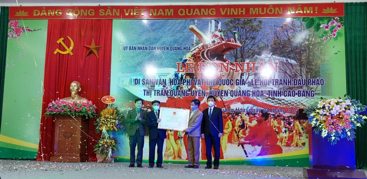 Lễ đón bằng công nhận Di sản văn hóa phi vật thể quốc gia Lễ hội Tranh đầu pháo, thị trấn Quảng Uyên