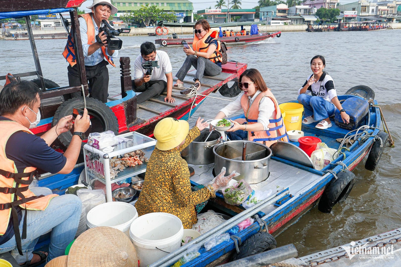 ′Bún lắc′ độc lạ ở Cần Thơ, khách run tay bưng bát thấy thú vị