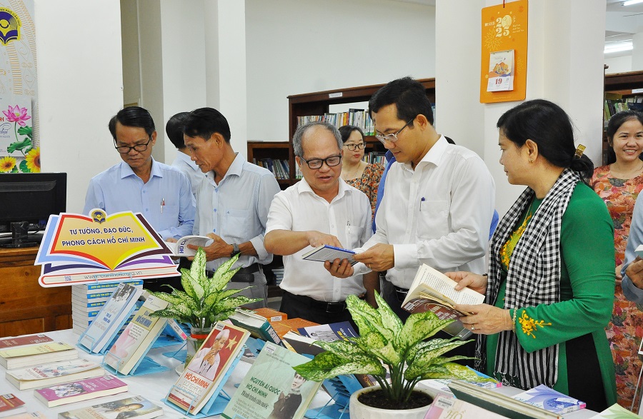 Cần Thơ khai mạc triển lãm sách chuyên đề “Hồ Chí Minh - Vĩ đại một con người”