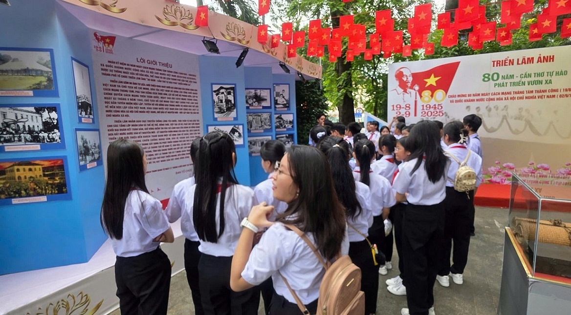 Cần Thơ triển lãm ảnh ’80 năm tự hào phát triển vươn xa’