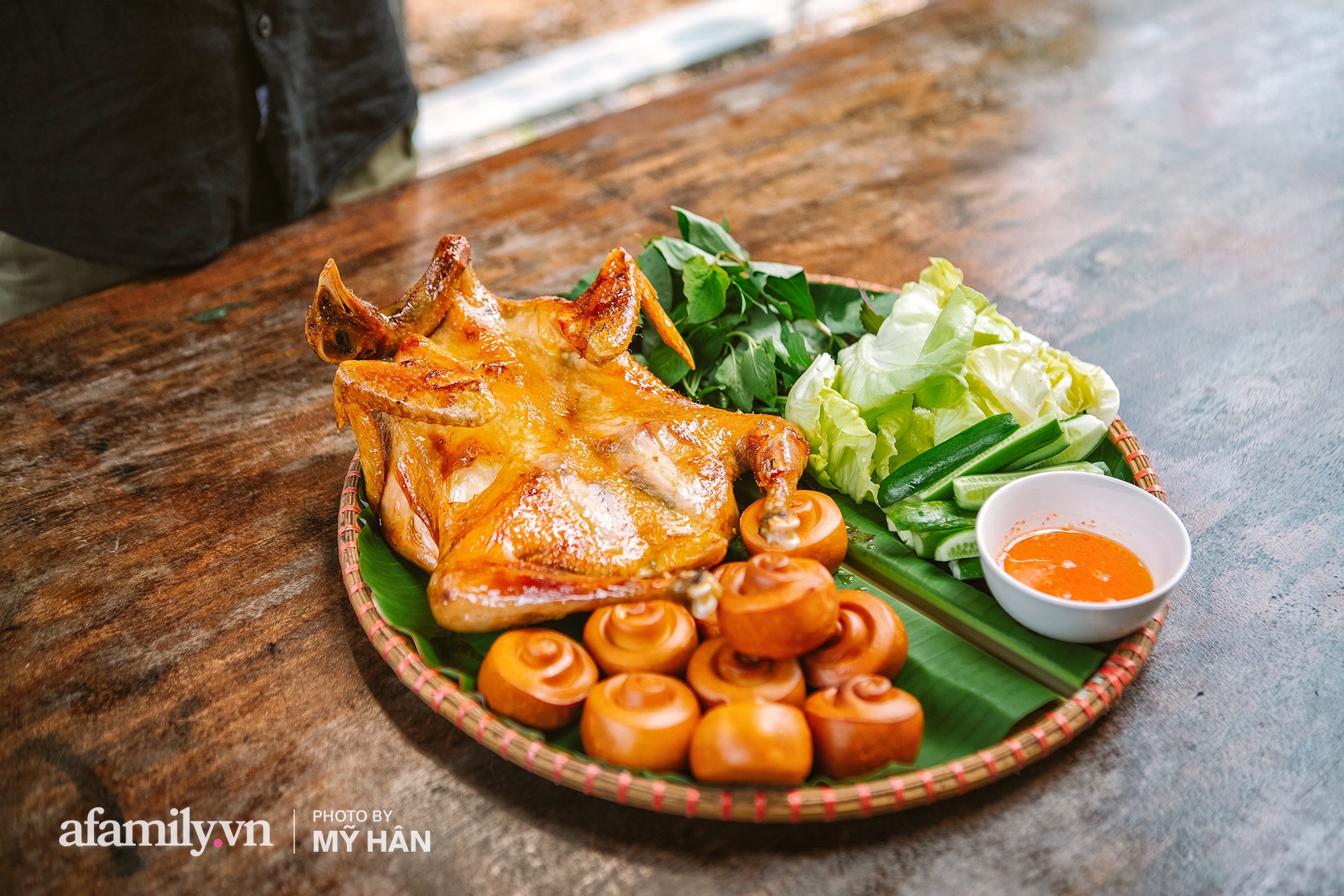 Chui tuốt vô vườn để ăn món GÀ QUAY bằng CHIẾC LU HƠN 100 NĂM tại Cần Thơ, đặc sản nổi tiếng của miền Tây nhưng hot lên tới tận Sài Gòn!