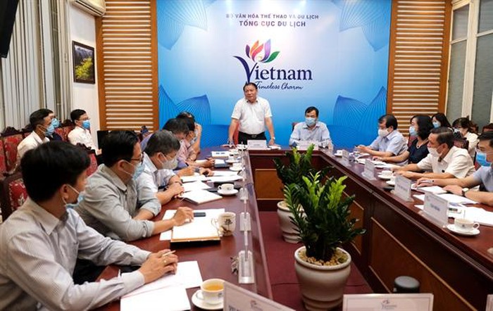 Làm việc với Tổng cục Du lịch, Thứ trưởng Bộ VHTTDL Nguyễn Văn Hùng đề nghị: Không được để đứt gãy trong du lịch