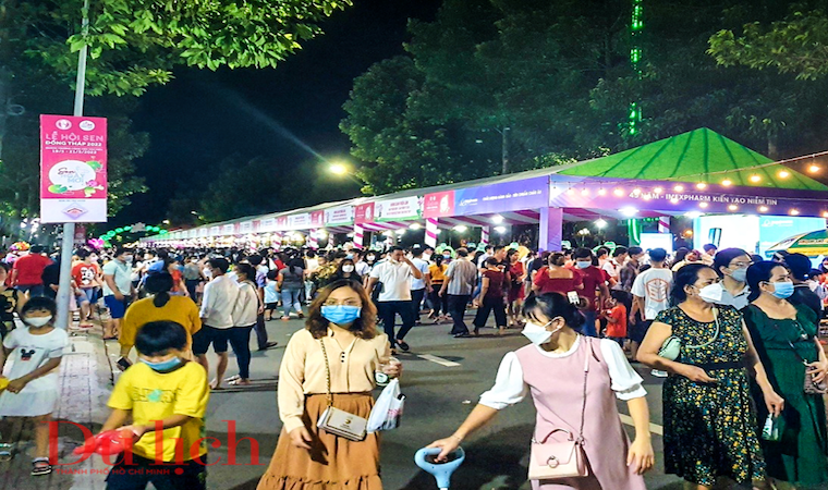Lễ hội Sen Đồng Tháp thu hút hàng ngàn du khách trong ngày khai mạc