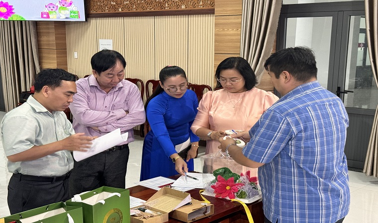 45 sản phẩm dự thi Hội thi thiết kế sản phẩm quà tặng từ Sen