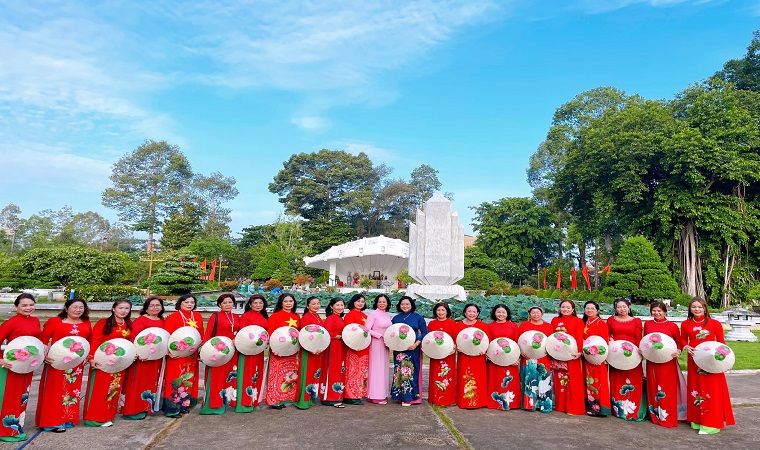 Dịu dàng những tà áo dài tại Khu di tích Nguyễn Sinh Sắc  trước thềm Lễ hội Sen Đồng Tháp