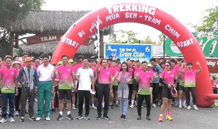 Trekking đi giữa mùa Sen – Tràm Chim