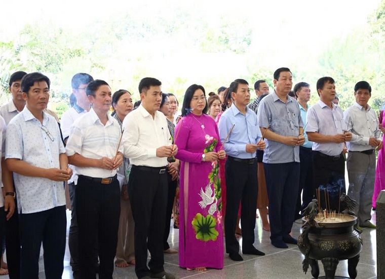 Đồng Tháp: Đại biểu dự Ngày hội Gia đình tiêu biểu các tỉnh, thành Tây Nam Bộ viếng cụ Phó bảng Nguyễn Sinh Sắc