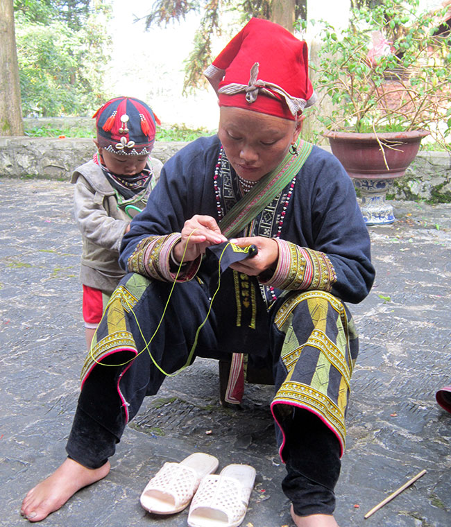 Sắc màu trên trang phục thổ cẩm của một số dân tộc ở Lào Cai 