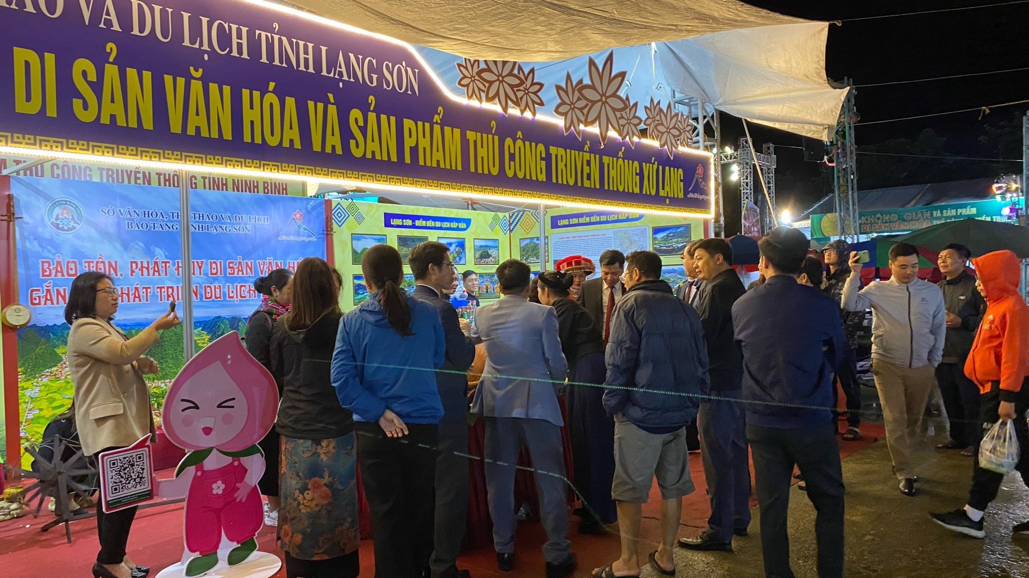 Bảo tàng tỉnh Lạng Sơn nhận bằng khen của Bộ VHTT&DL trong Lễ bế mạc triển lãm "Không gian Di sản văn hóa và Sản phẩm thủ công truyền thống " tại Ninh Bình