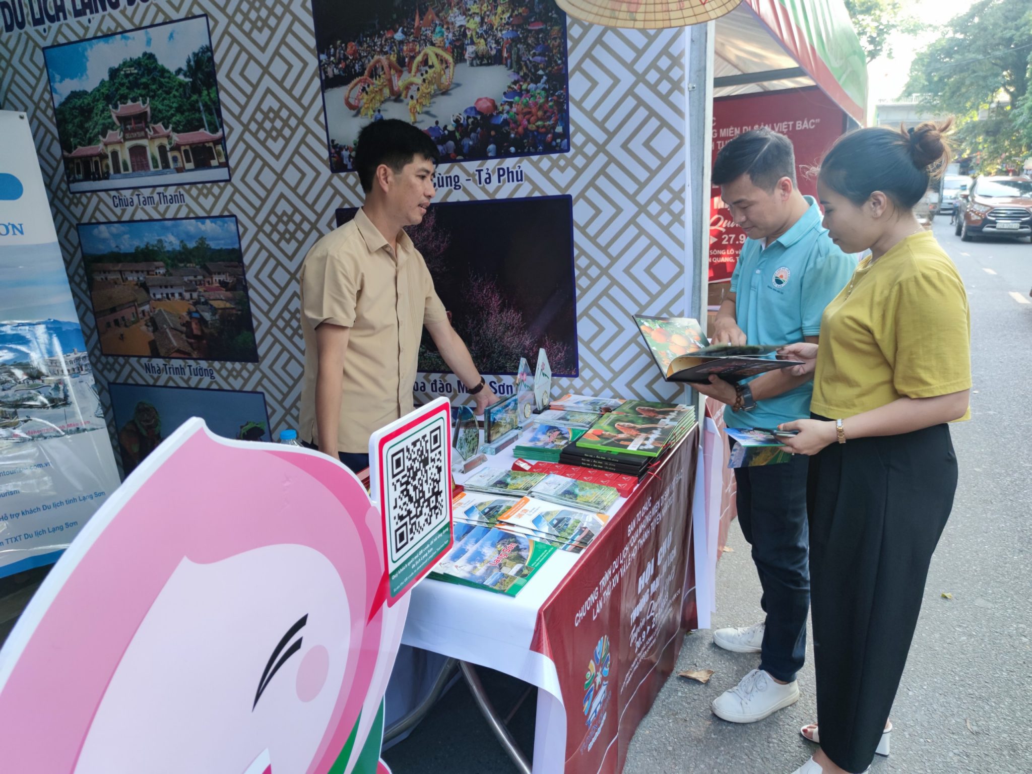 Lạng Sơn tham gia Hội chợ Thương mại – Du lịch tỉnh Tuyên Quang năm 2023 và Chương trình “Trưng bày, giới thiệu tinh hoa ẩm thực Việt