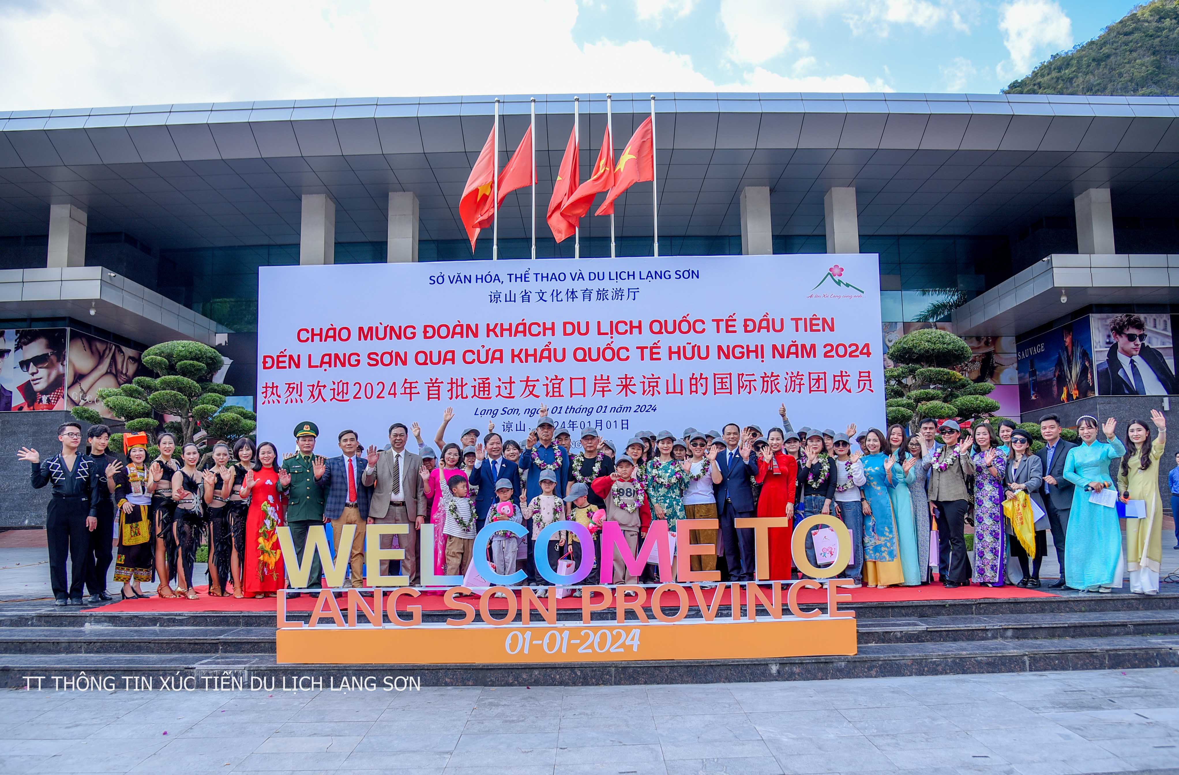 Du lịch Lạng Sơn chào đón đoàn khách du lịch quốc tế đầu tiên qua Cửa khẩu Quốc tế Hữu Nghị