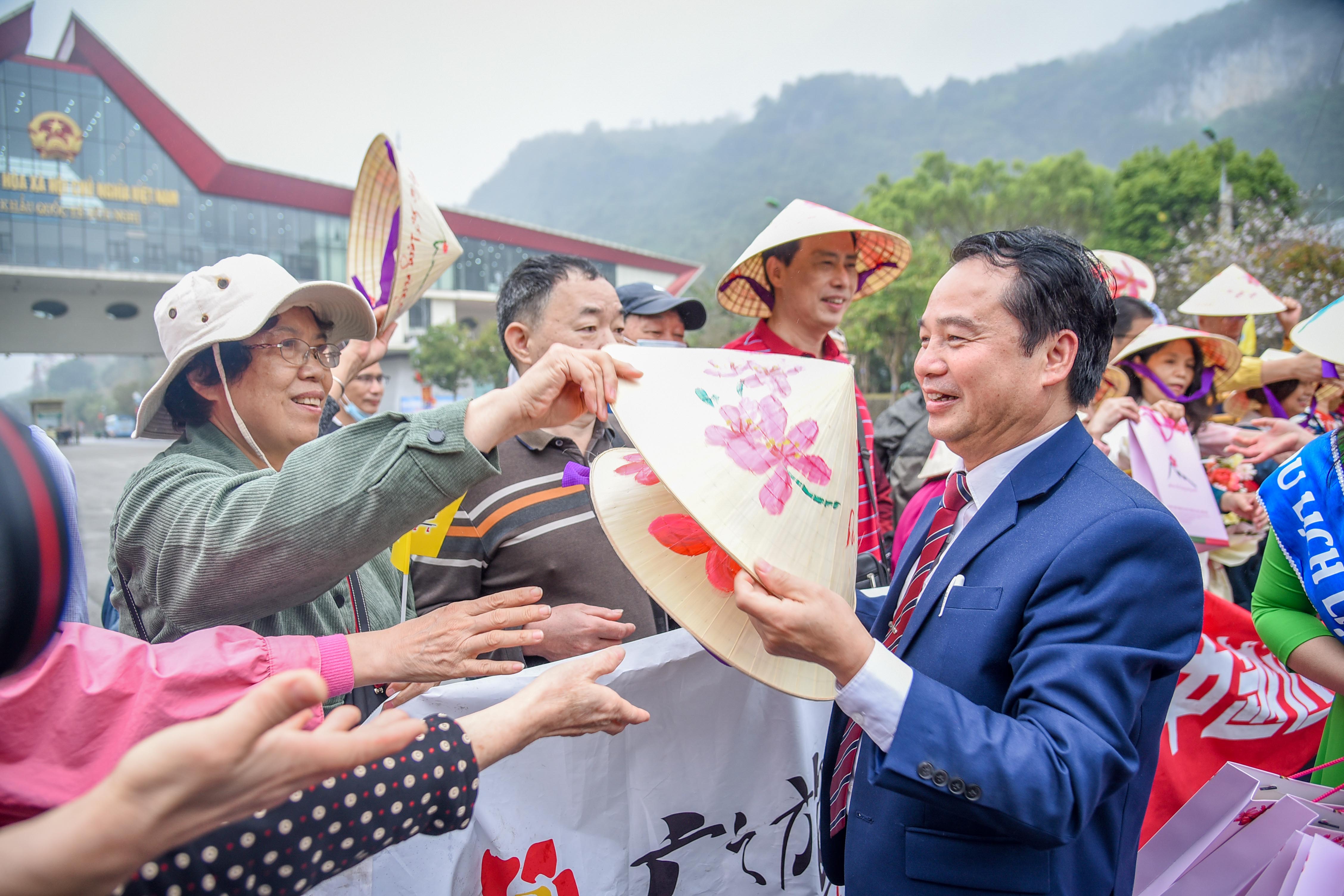 Lạng Sơn đón đoàn khách du lịch Trung Quốc đầu tiên năm 2023