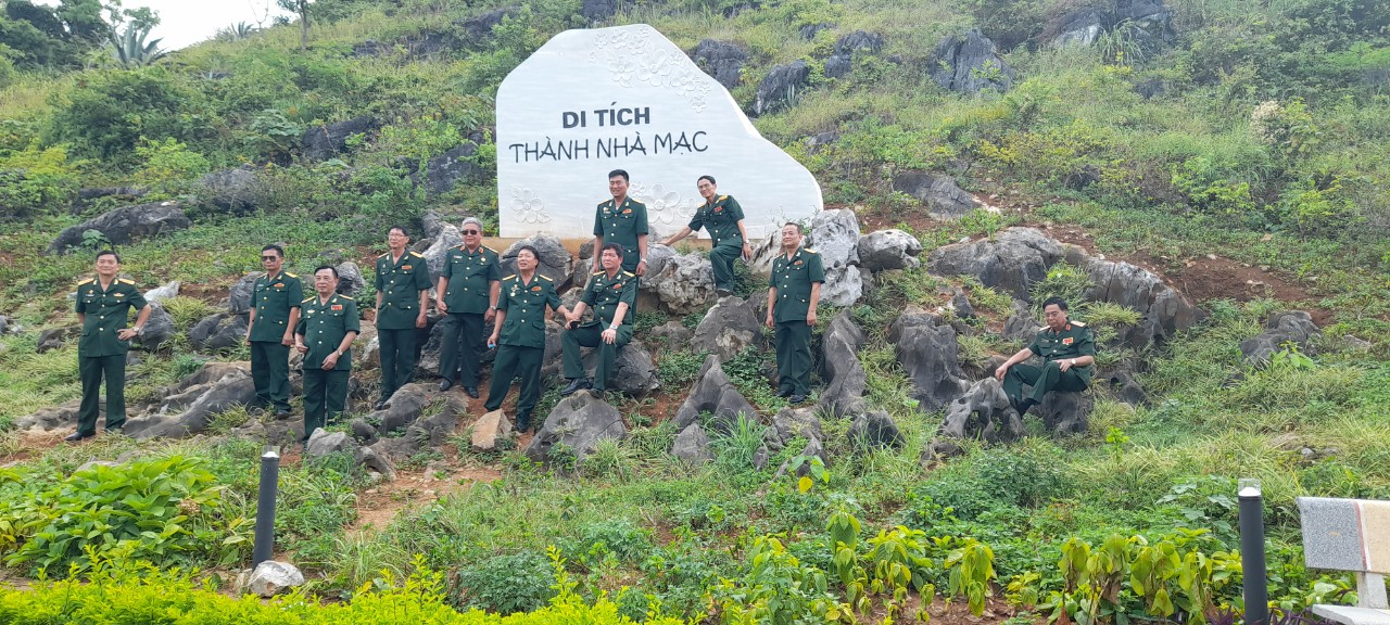 Đoàn Cựu chiến binh Quân đoàn 2 tỉnh Bắc Giang tham quan các điểm di tích tại tỉnh Lạng Sơn