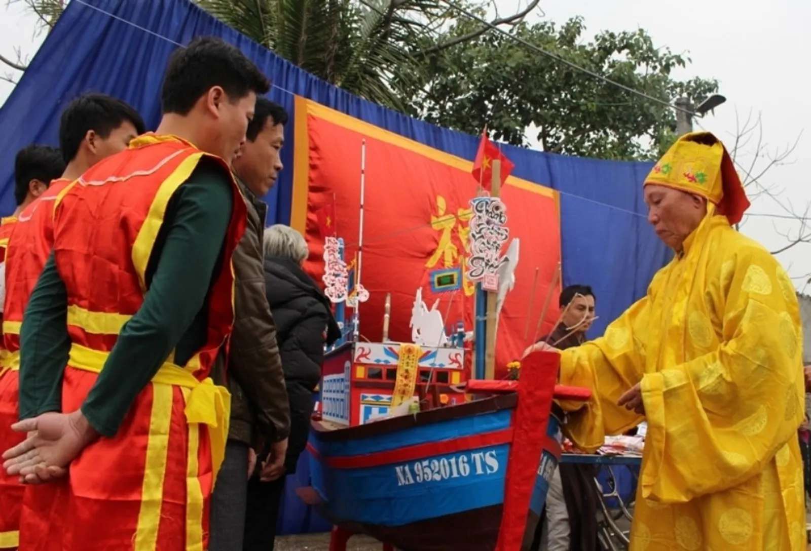 thanh-dam-festival-procession-of-mussels